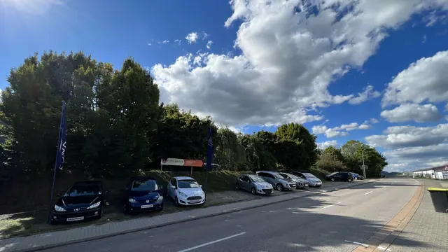 Fahrzeugangebot vor dem Autohaus Müller